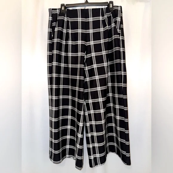 🆕 Torrid Black and White Plaid High Rise Crop Pants - Picture 1 of 4